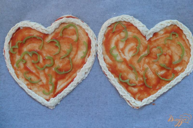Фото приготовление рецепта: Пицца Валентинка на слоенном тесте шаг №6