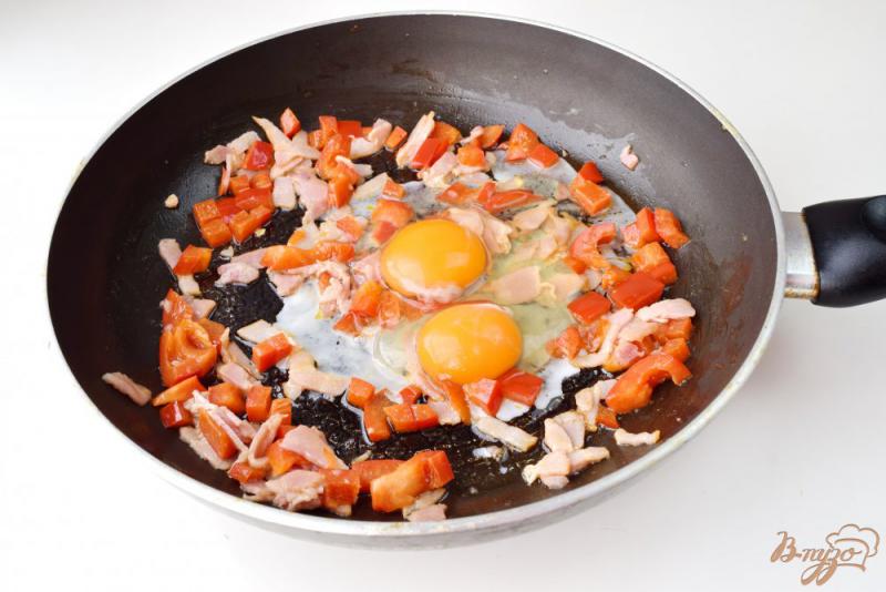 Фото приготовление рецепта: Буритто с яйцом и беконом шаг №4