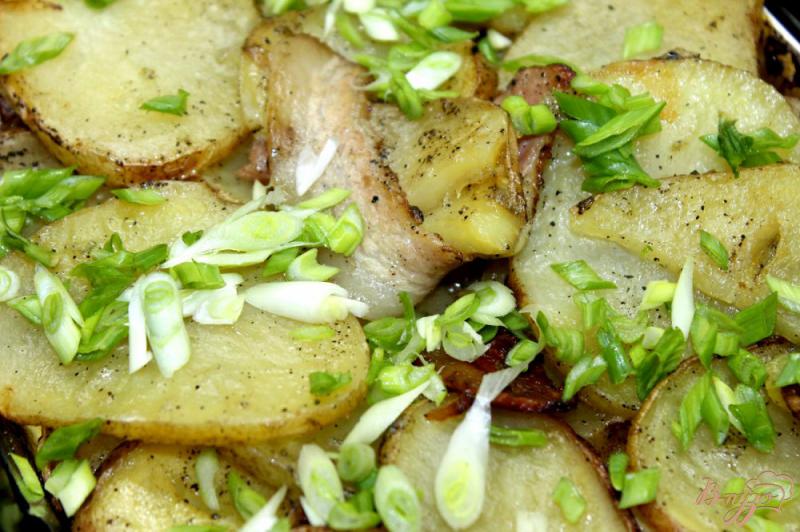 Фото приготовление рецепта: Ароматный картофель по - сельски запеченный с беконом шаг №6