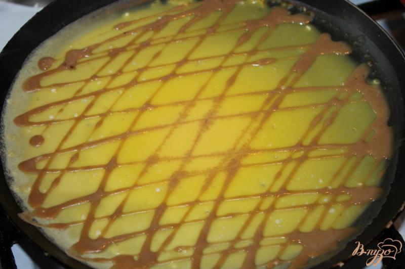 Фото приготовление рецепта: Шоколадно - ванильные блины с вареной сгущенкой и грецкими орехами шаг №6