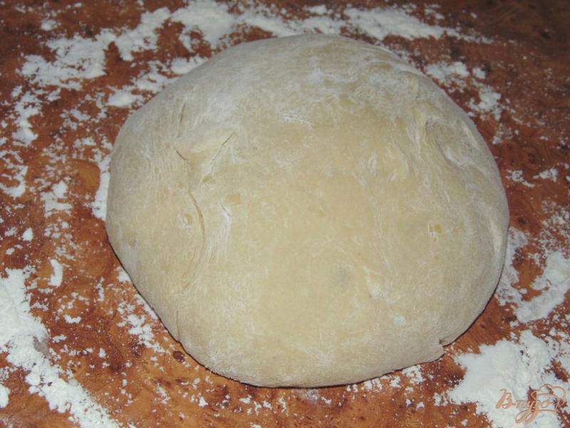 Фото приготовление рецепта: Дрожжевое тесто на воде для тонкой пиццы шаг №6