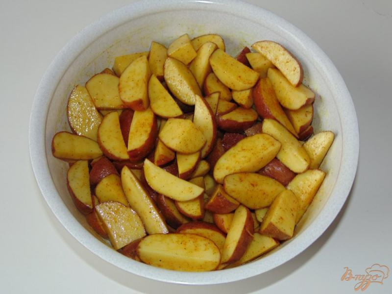 Фото приготовление рецепта: Золотистый картофель дольками шаг №3
