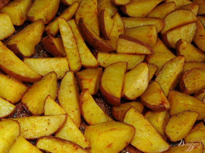 Фото приготовление рецепта: Золотистый картофель дольками шаг №5