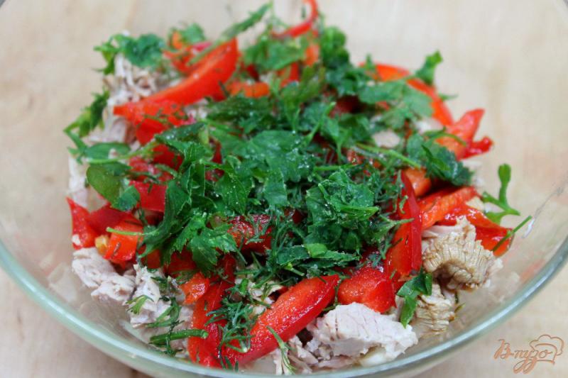 Фото приготовление рецепта: Мясной салат с дайконом и болгарским перцем шаг №4
