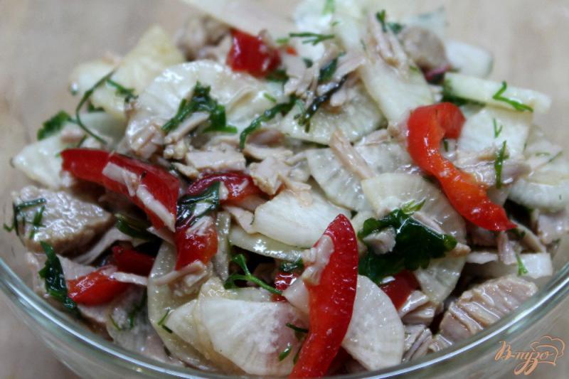 Фото приготовление рецепта: Мясной салат с дайконом и болгарским перцем шаг №5