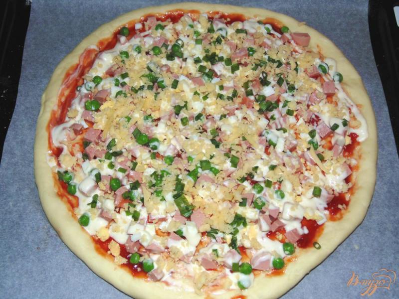 Фото приготовление рецепта: Пицца с сосисками, яйцом и зеленым горошком шаг №9