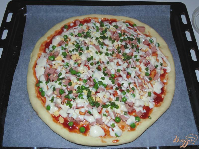 Фото приготовление рецепта: Пицца с сосисками, яйцом и зеленым горошком шаг №8