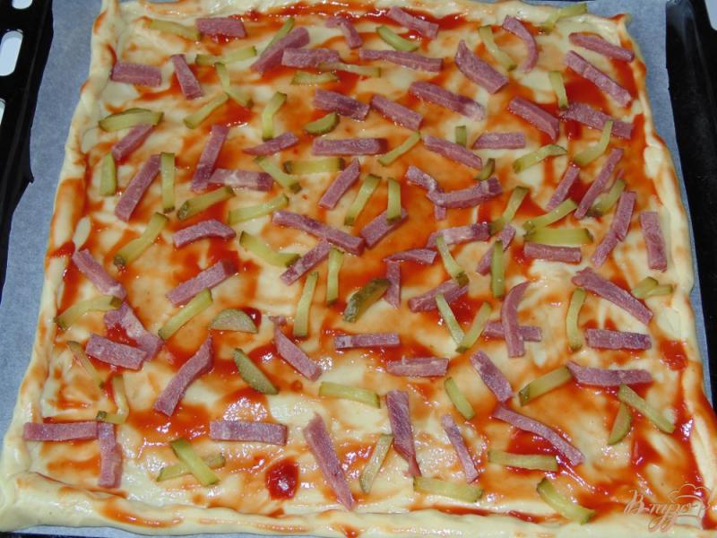 Фото приготовление рецепта: Пицца с ветчиной и маринованными огурчиками шаг №5