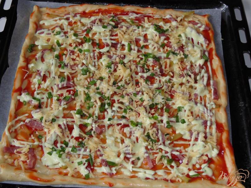 Фото приготовление рецепта: Пицца с ветчиной и маринованными огурчиками шаг №7