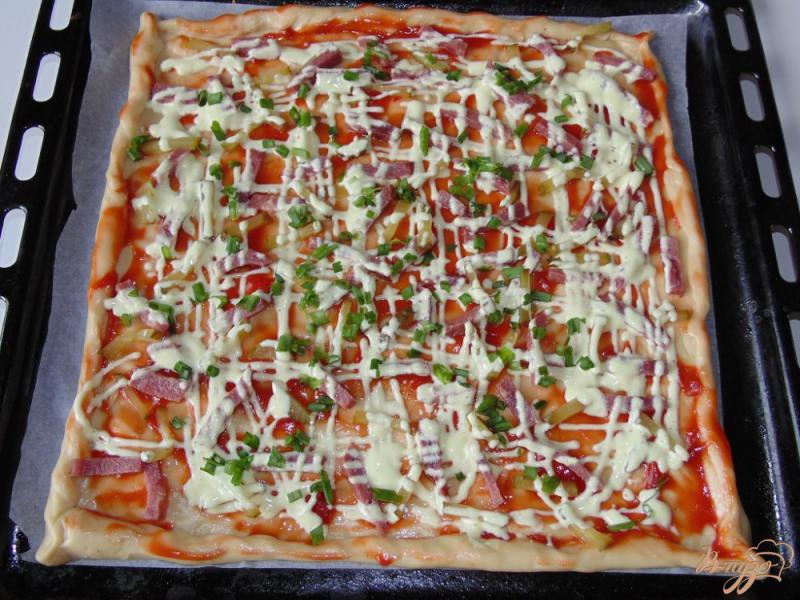 Фото приготовление рецепта: Пицца с ветчиной и маринованными огурчиками шаг №6