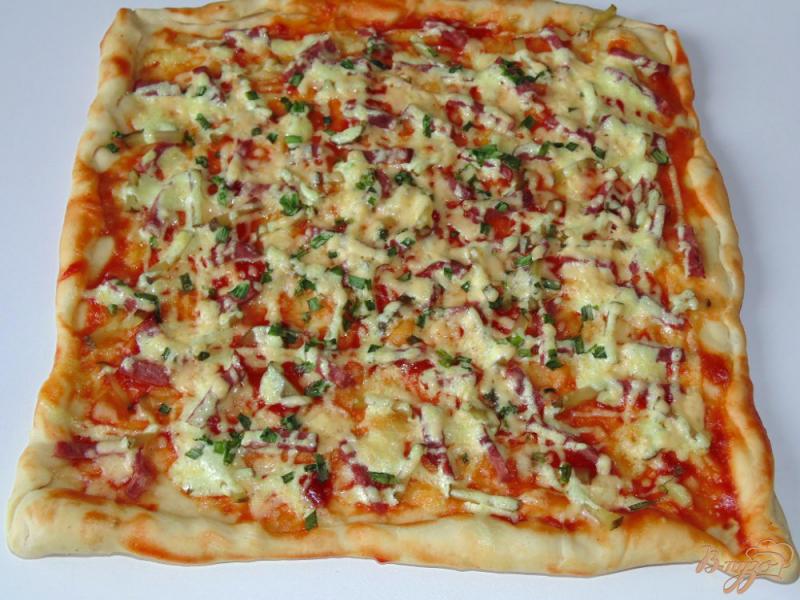 Фото приготовление рецепта: Пицца с ветчиной и маринованными огурчиками шаг №8