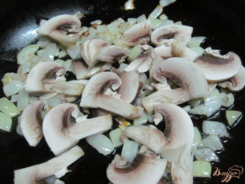 Фото приготовление рецепта: Макароны с курицей и грибами шаг №1