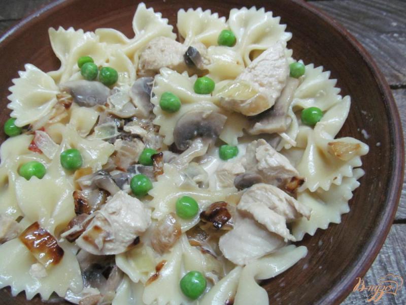 Фото приготовление рецепта: Макароны с курицей и грибами шаг №5