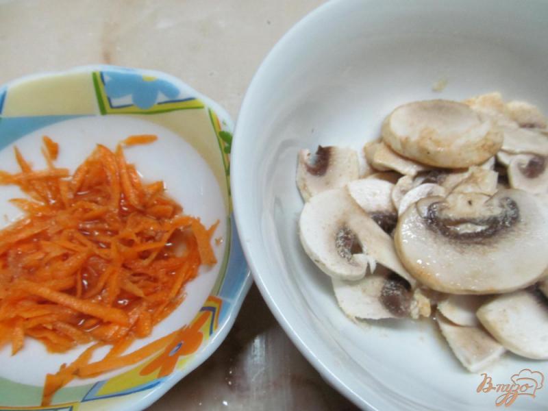 Фото приготовление рецепта: Салат из шампиньона, моркови и колбасы шаг №1