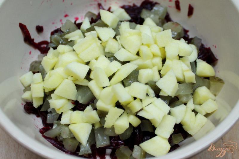 Фото приготовление рецепта: Свекольный салат с огурцом и яблоком шаг №3