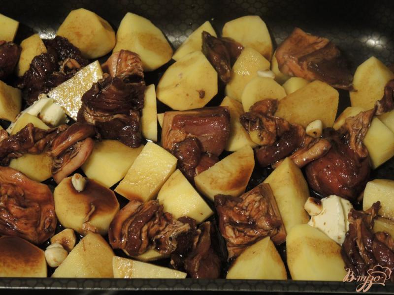 Фото приготовление рецепта: Свинина, запеченная с картофелем шаг №4