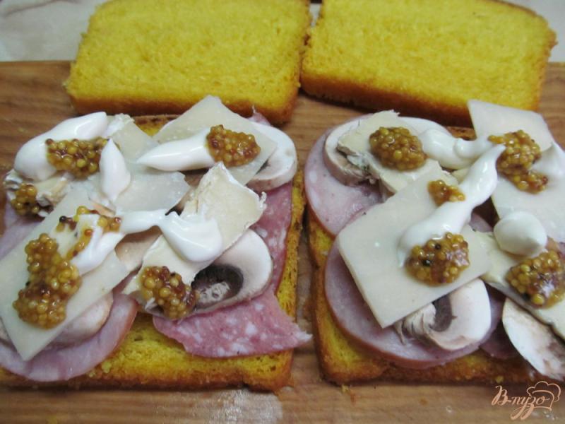 Фото приготовление рецепта: Сэндвич-гриль с ветчиной грибами и сыром шаг №5