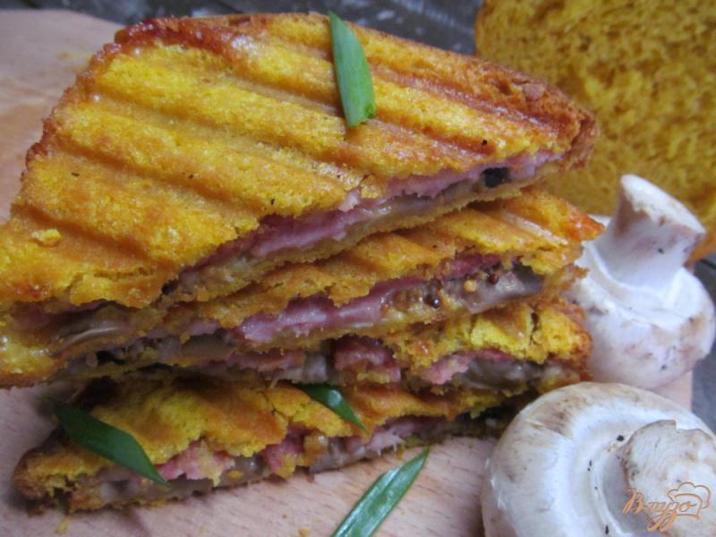 Фото приготовление рецепта: Сэндвич-гриль с ветчиной грибами и сыром шаг №7