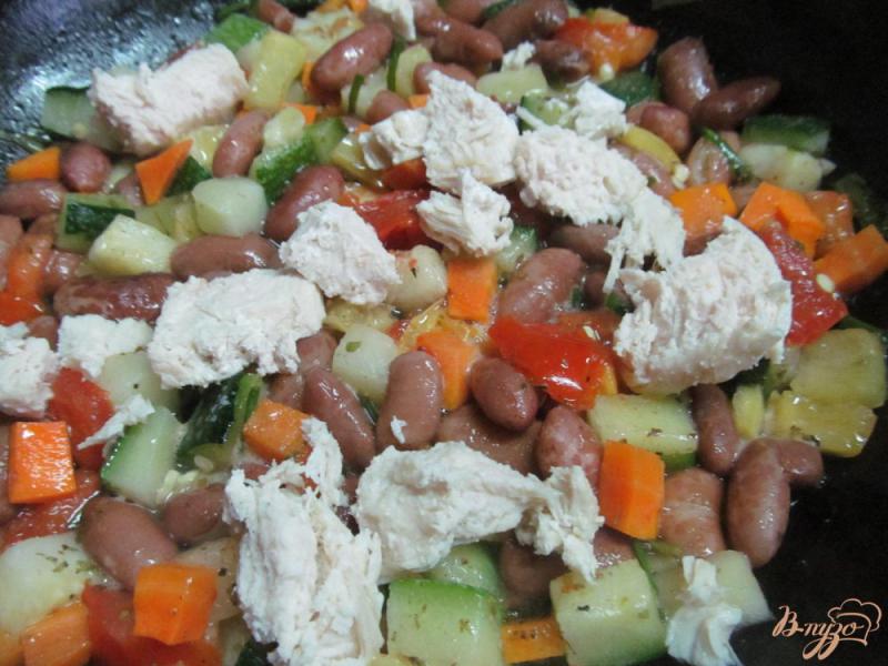 Фото приготовление рецепта: Фасоль с овощами и курицей шаг №4