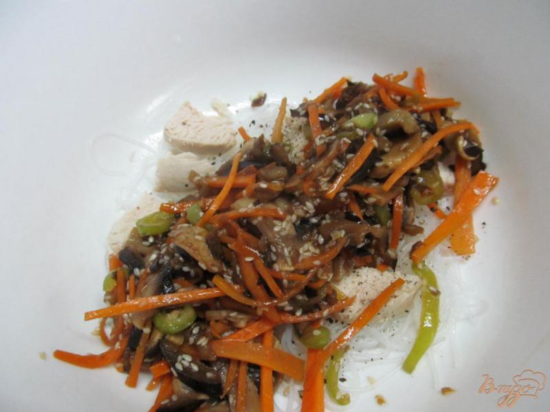 Фото приготовление рецепта: Салат из рисовой лапши с овощами и курицей шаг №7
