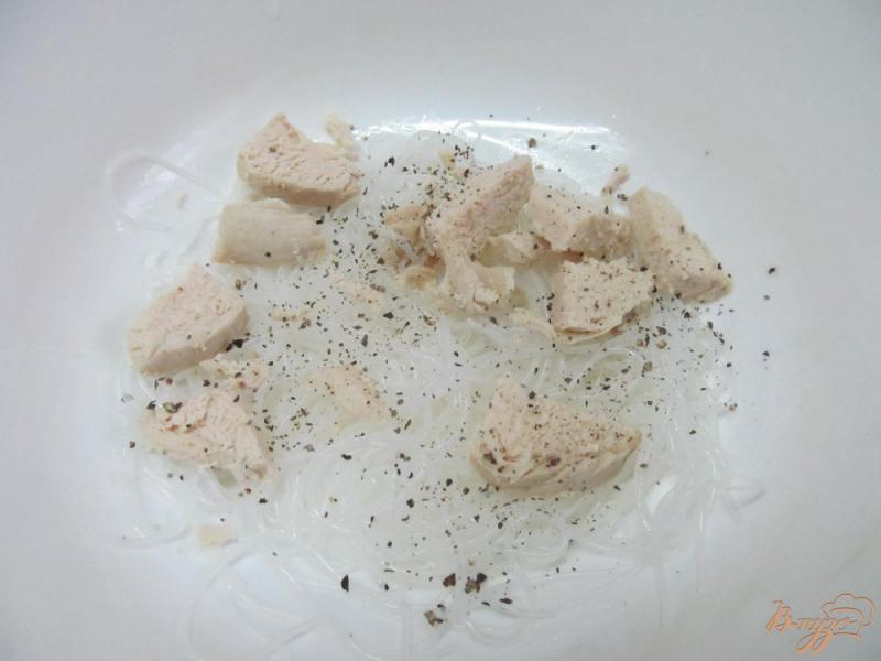 Фото приготовление рецепта: Салат из рисовой лапши с овощами и курицей шаг №2