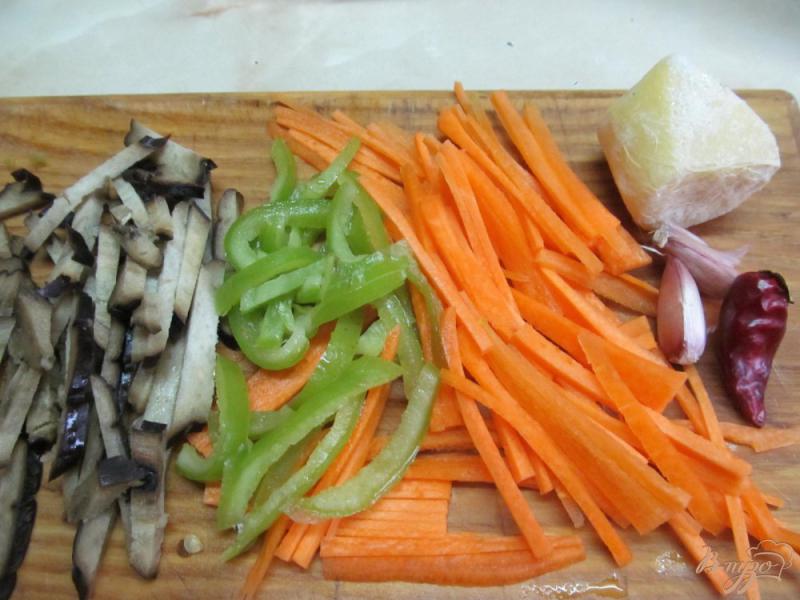 Фото приготовление рецепта: Салат из рисовой лапши с овощами и курицей шаг №3