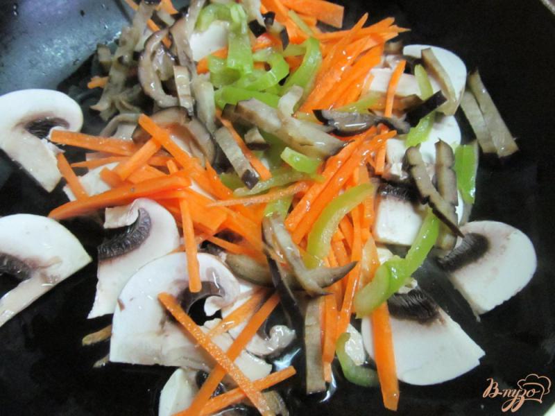 Фото приготовление рецепта: Салат из рисовой лапши с овощами и курицей шаг №5