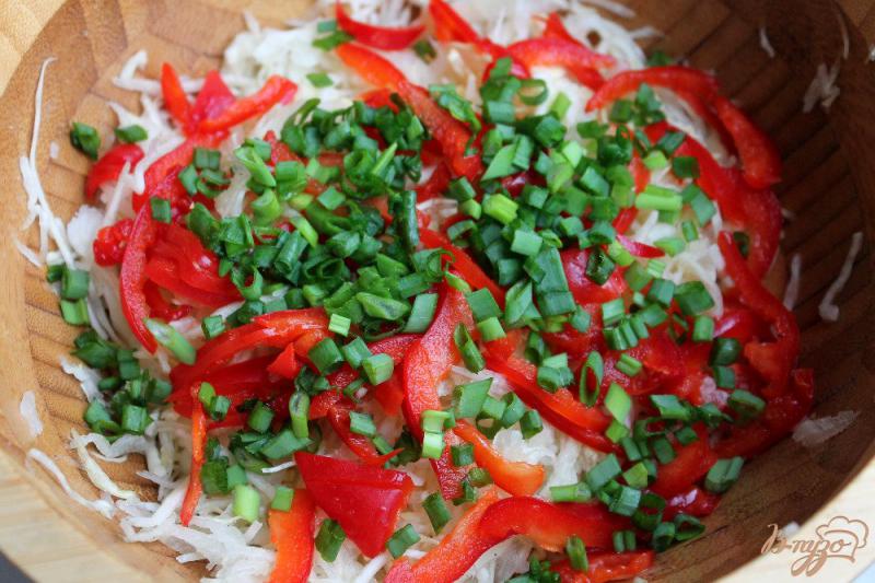 Фото приготовление рецепта: Салат из капусты с болгарским перцем и луком шаг №4