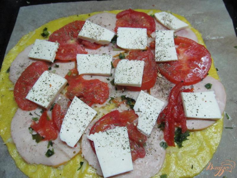Фото приготовление рецепта: Пицца с куриной ветчиной помидором и моцареллой шаг №6