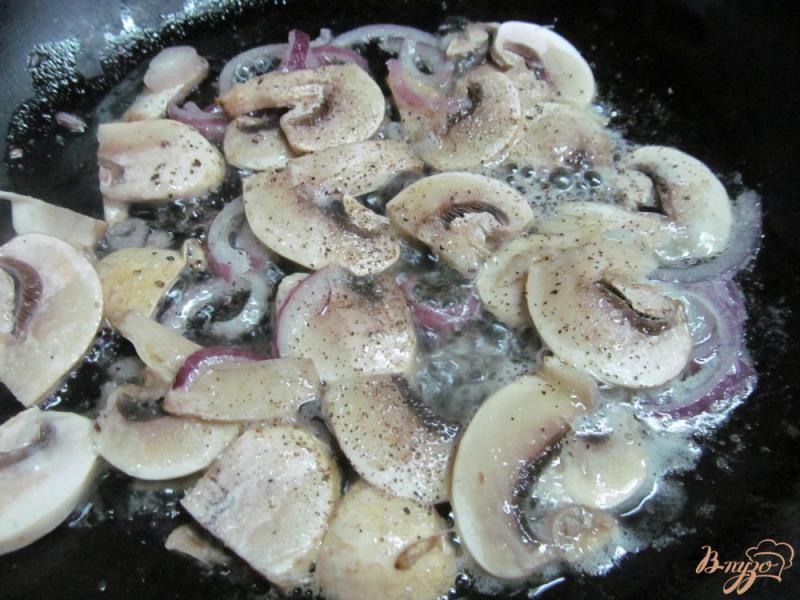 Фото приготовление рецепта: Бургур с грибами и фасолью шаг №2