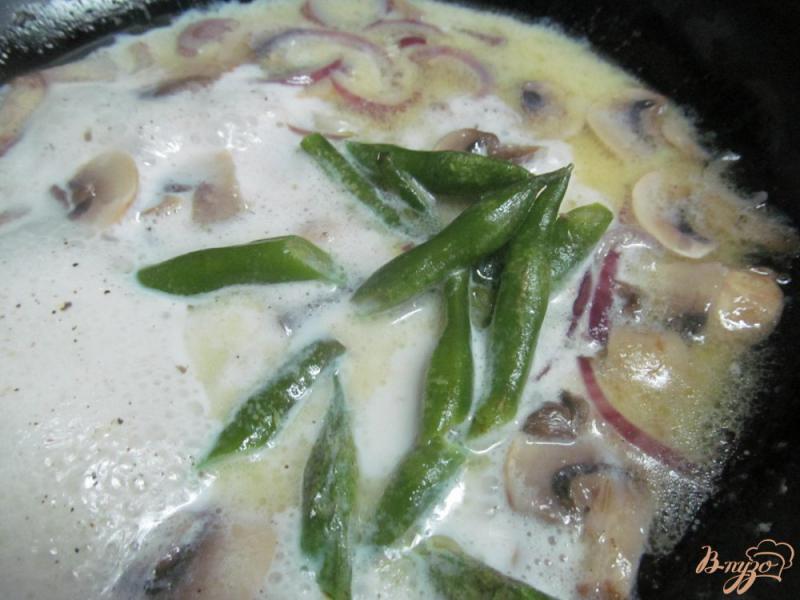 Фото приготовление рецепта: Бургур с грибами и фасолью шаг №4