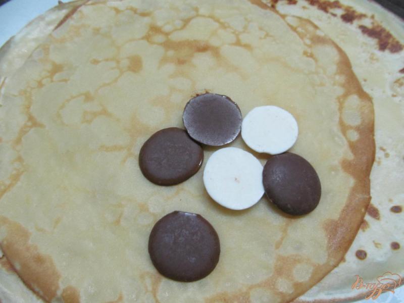 Фото приготовление рецепта: Блинчики с шоколадом под карамельным соусом шаг №3