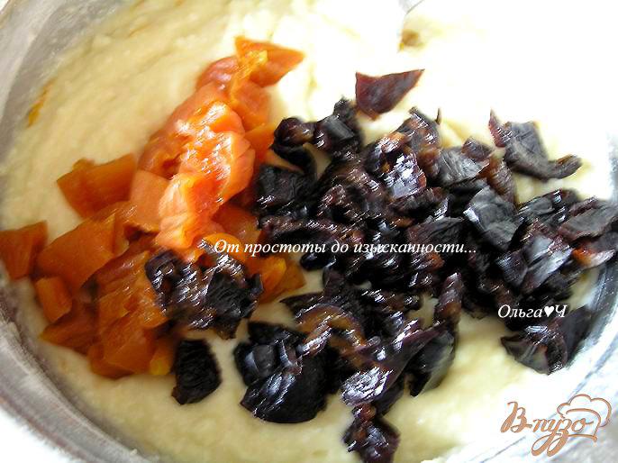 Фото приготовление рецепта: Творожные кексы с курагой, черносливом и фундуком шаг №3