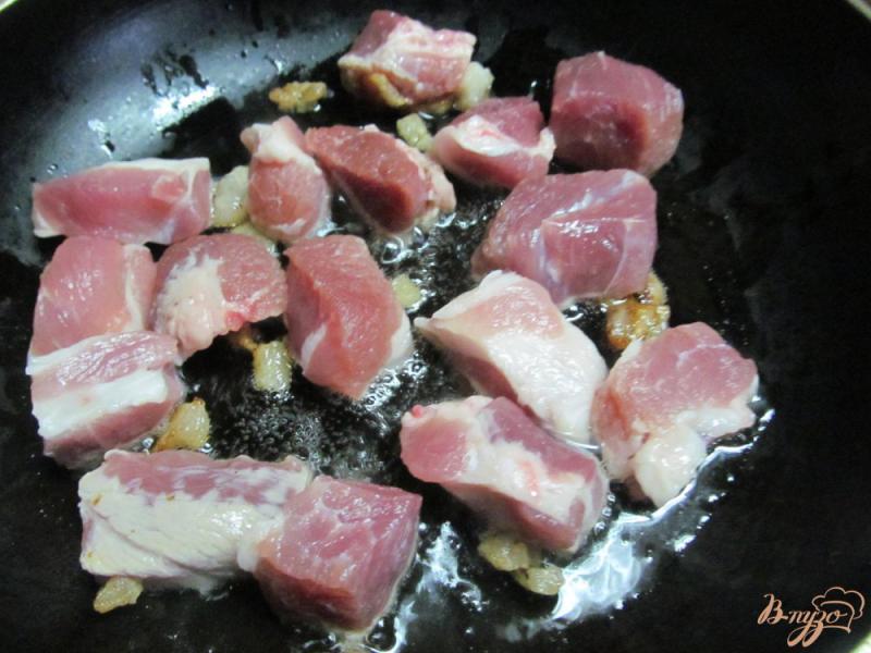 Фото приготовление рецепта: Жаркое из шампиньона свинины с картофелем шаг №3