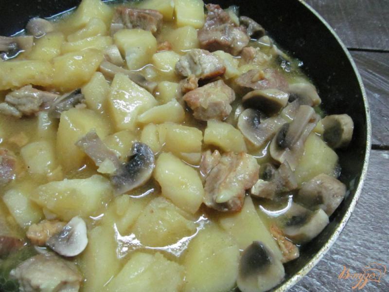 Фото приготовление рецепта: Жаркое из шампиньона свинины с картофелем шаг №7