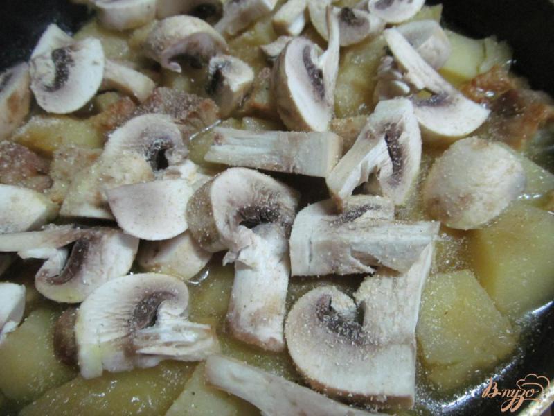 Фото приготовление рецепта: Жаркое из шампиньона свинины с картофелем шаг №6