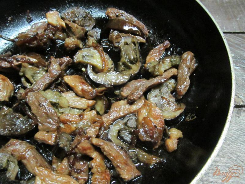 Фото приготовление рецепта: Жаренная свинина с баклажаном шаг №5