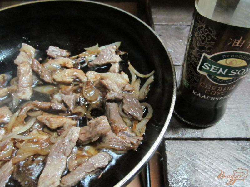 Фото приготовление рецепта: Жаренная свинина с баклажаном шаг №4