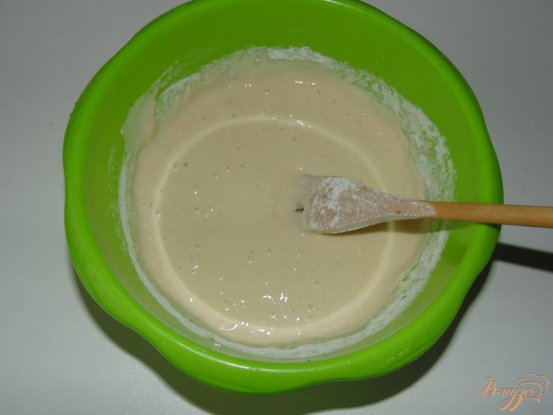 Фото приготовление рецепта: Заливной пирог на кефире с твердым сыром и сосисками шаг №2