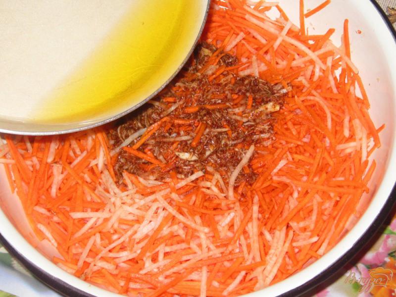 Фото приготовление рецепта: Морковь с редькой по-корейски шаг №5