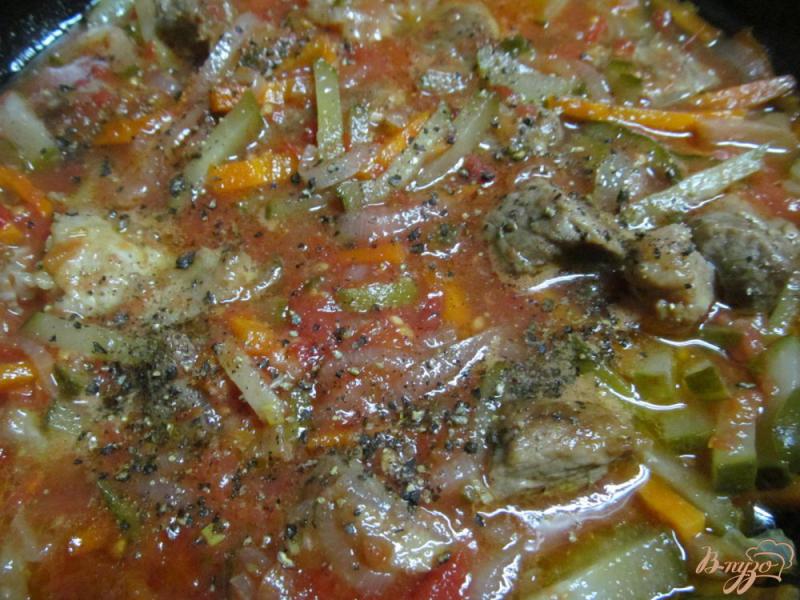 Фото приготовление рецепта: Тушенное мясо с капустой и маринованным огурцом шаг №4
