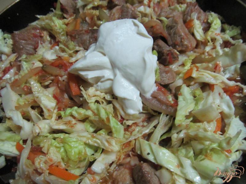 Фото приготовление рецепта: Тушенное мясо с капустой и маринованным огурцом шаг №6