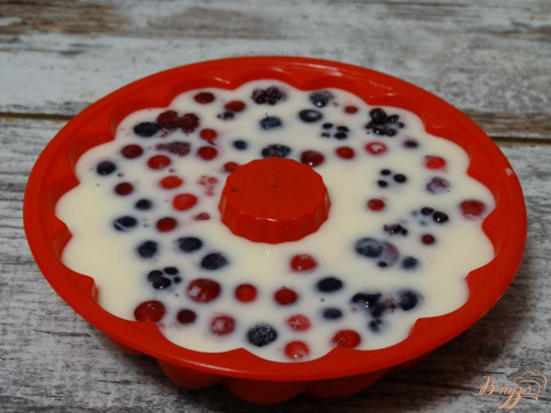 Фото приготовление рецепта: Йогуртово-желейный десерт с ягодами шаг №4