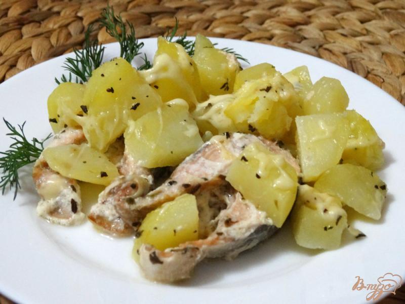 Фото приготовление рецепта: Горбуша запеченная с картофелем и сыром шаг №6