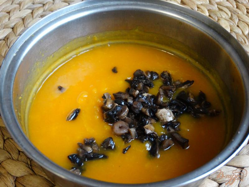 Фото приготовление рецепта: Тыквенный суп-пюре с шампиньонами шаг №4