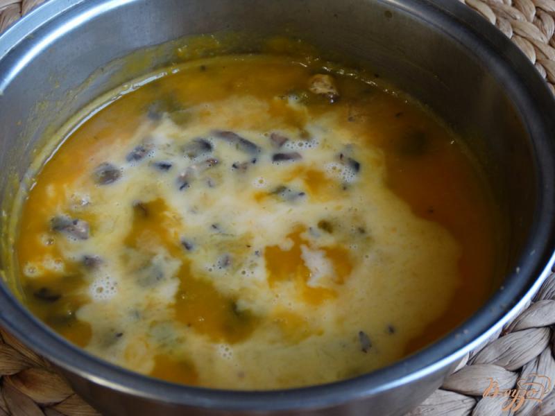 Фото приготовление рецепта: Тыквенный суп-пюре с шампиньонами шаг №5