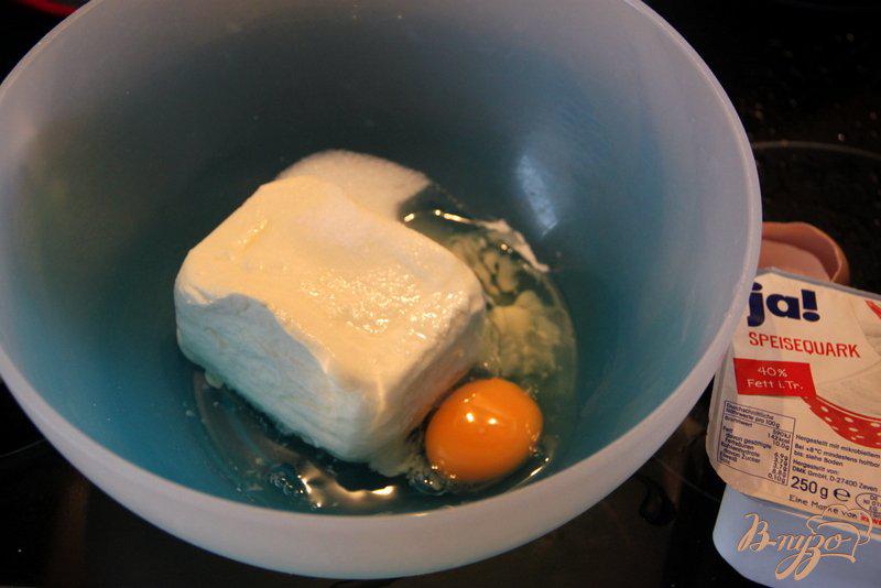Фото приготовление рецепта: Жареные творожные пирожки с капустой шаг №3