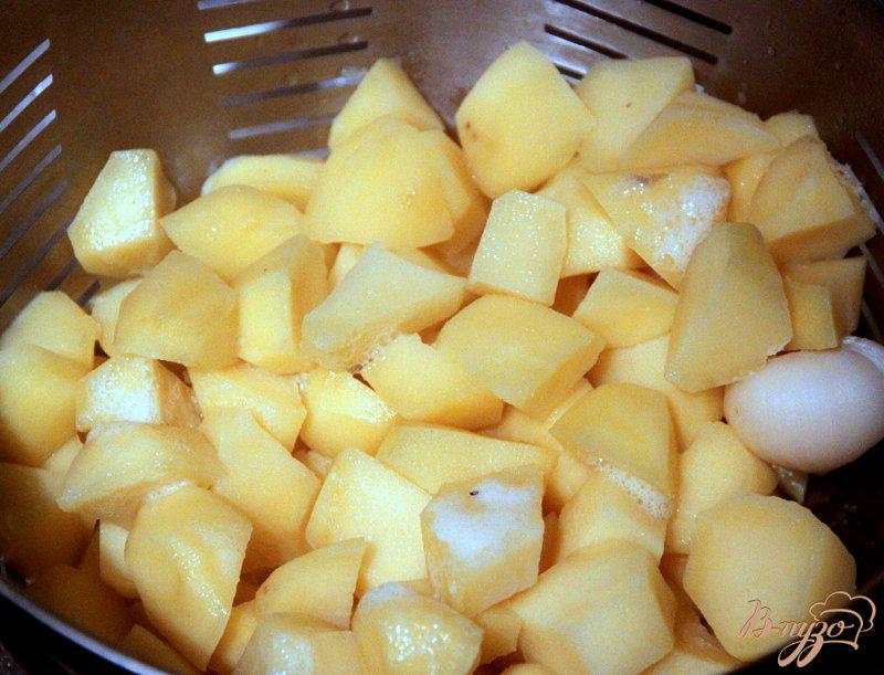 Фото приготовление рецепта: Картофель, запеченный без духовки шаг №3