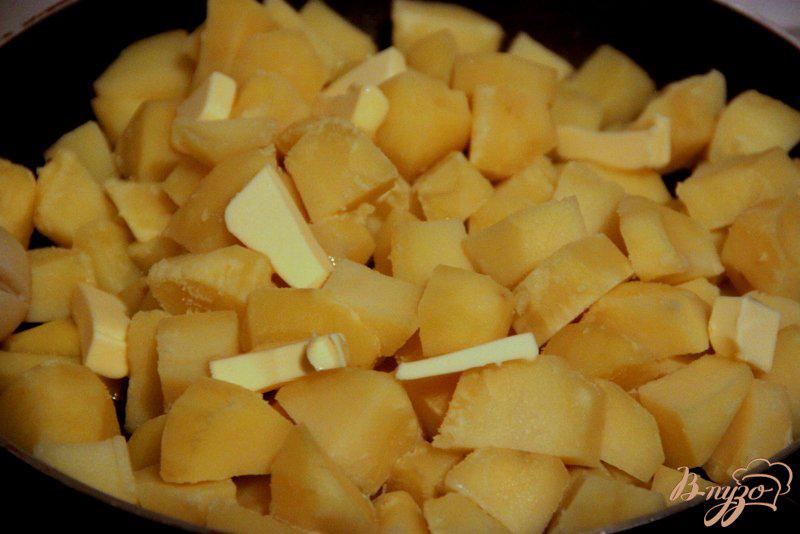 Фото приготовление рецепта: Картофель, запеченный без духовки шаг №4