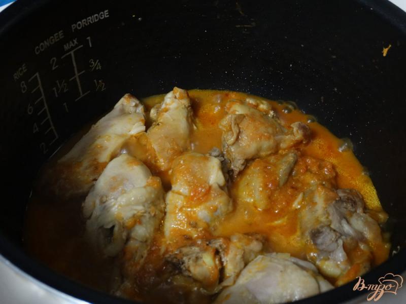 Фото приготовление рецепта: Курица в томатно-сливочном соусе шаг №5